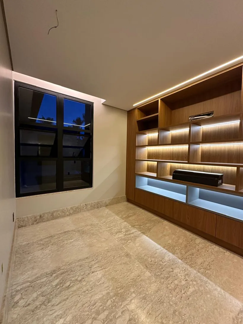 Detalhe de marcenaria com iluminação embutida