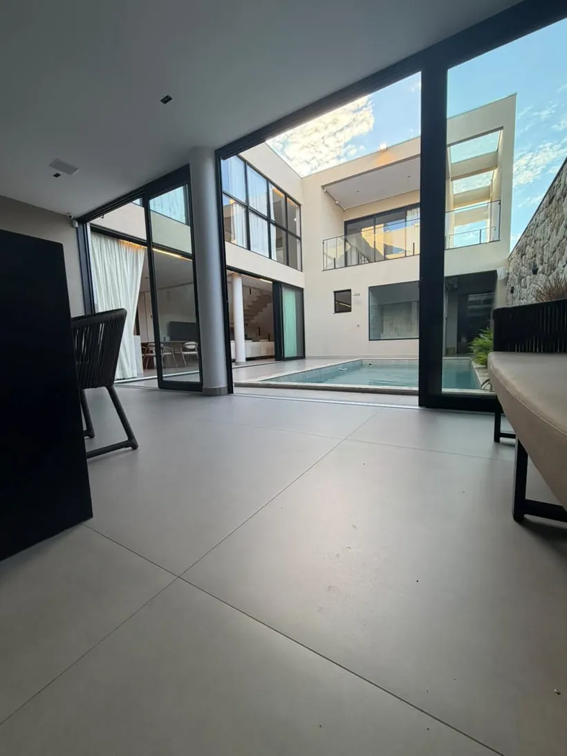 Área social ampla com vista para a piscina