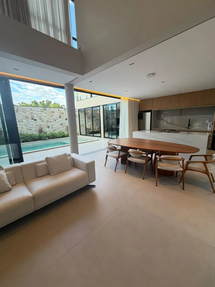 Sala de jantar com parede de pedra nas Arniqueiras