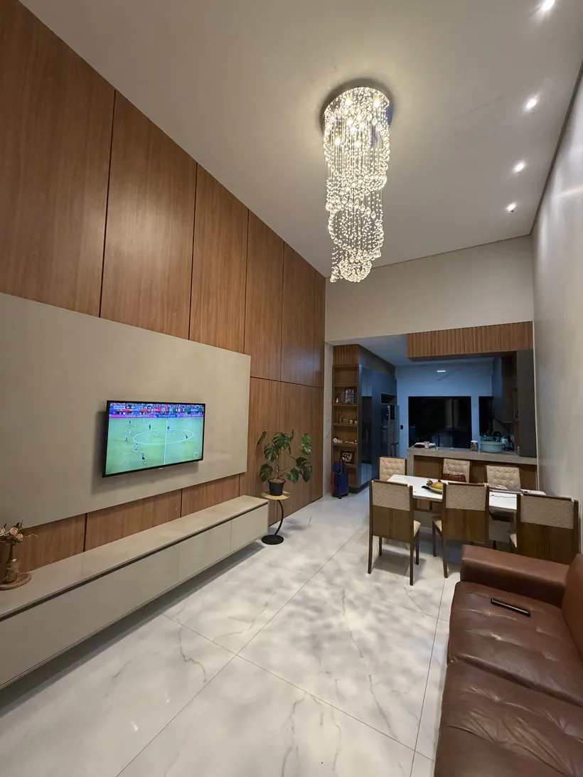 Living com lustre e pé-direito alto no Riacho Fundo
